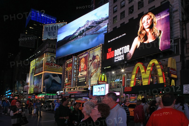 usa, etat de New York, New York City, Manhattan, Midtown, Broadway, vers Times Square, neons, nuit,
