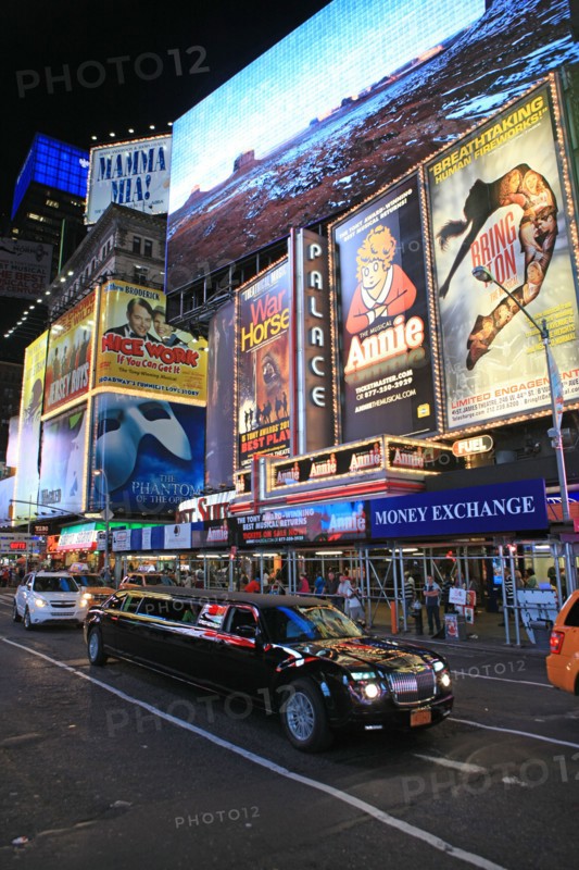 usa, etat de New York, New York City, Manhattan, Midtown, Broadway, vers Times Square, neons, nuit, limousine,
