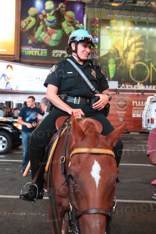 usa, etat de New York, New York City, Manhattan, Broadway, vers Times Square, police a cheval,