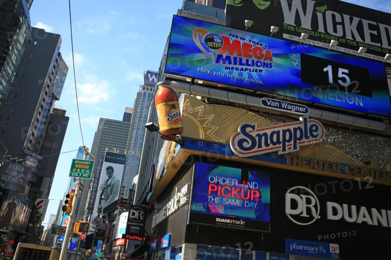 usa, etat de New York, New York City, Manhattan, Broadway, vers Rockfeller Center, buildings, rue,