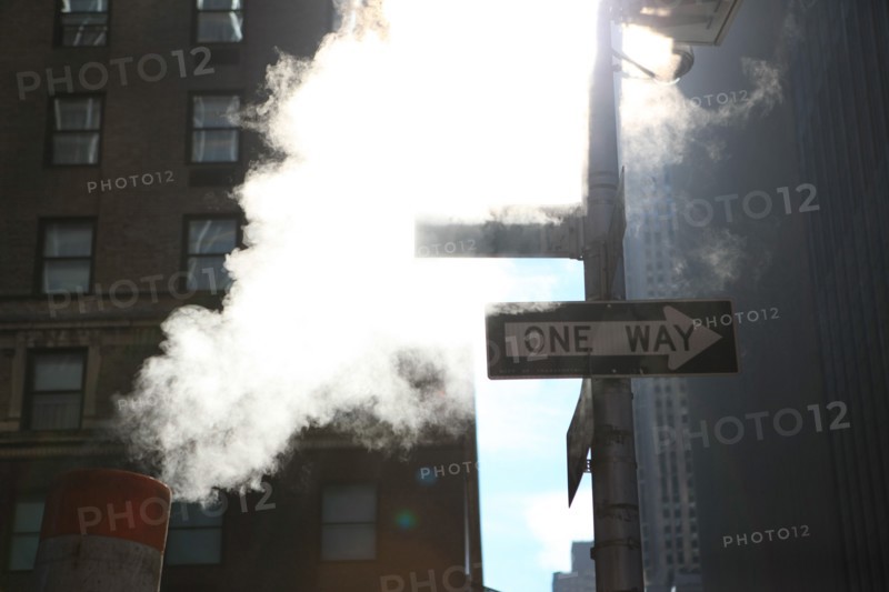 usa, etat de New York, New York City, Manhattan, Broadway, vers Rockfeller Center, buildings, rue, chauffage urbain, fumee,