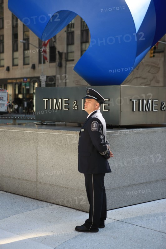 usa, etat de New York, New York City, Manhattan, Broadway, vers Rockfeller Center, buildings, rue, vigile,