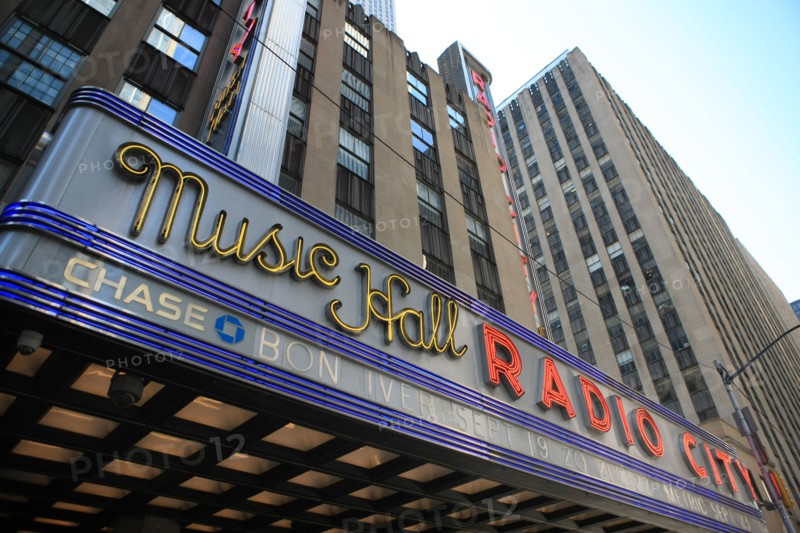 usa, etat de New York, New York City, Manhattan, Broadway, vers Rockfeller Center, buildings, rue, radio city, music hall,