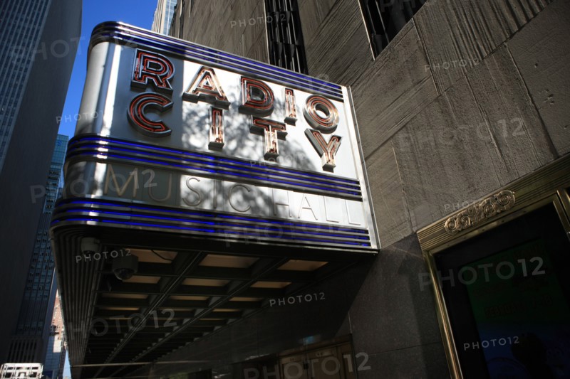 usa, etat de New York, New York City, Manhattan, Broadway, vers Rockfeller Center, buildings, rue, radio city, music hall,