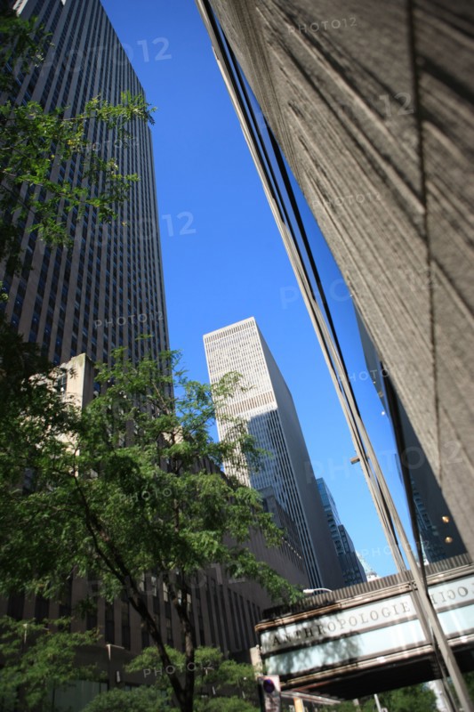 usa, etat de New York, New York City, Manhattan, Broadway, vers Rockfeller Center, buildings, rue,