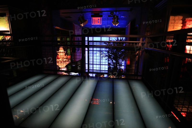 usa, etat de New York, New York City, Manhattan, Broadway, vers Rockfeller Center, buildings, rue, magasin hollister,