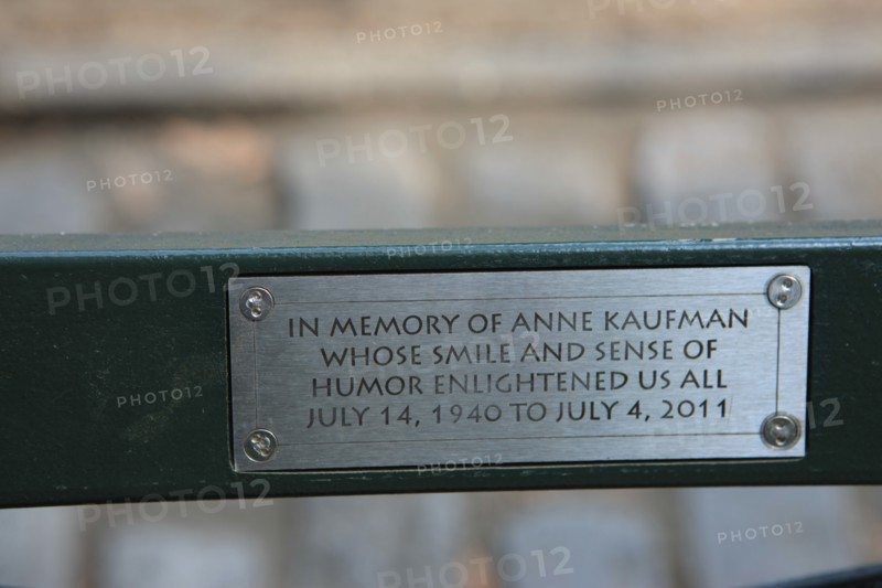 usa, etat de New York, New York City, Manhattan, Broadway, Central Park, jardin, building, promeneurs, banc, plaque, memoire,