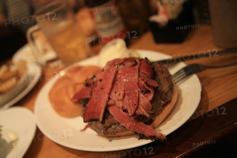 usa, etat de New York, New York City, Manhattan, Broadway, vers Rockfeller Center, buildings, rue, , carnegie delicatessen restaurant, burger, pastrami,