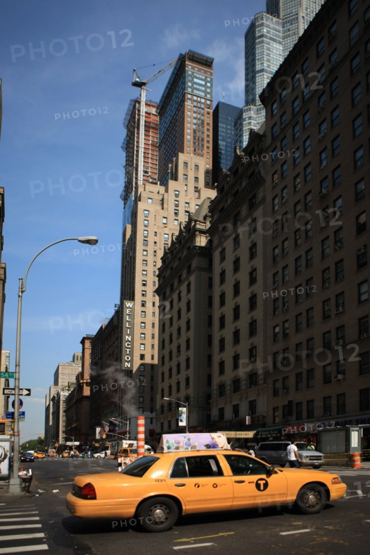 usa, etat de New York, New York City, Manhattan, Broadway, vers Rockfeller Center, buildings, rue, , Times Square, taxi,