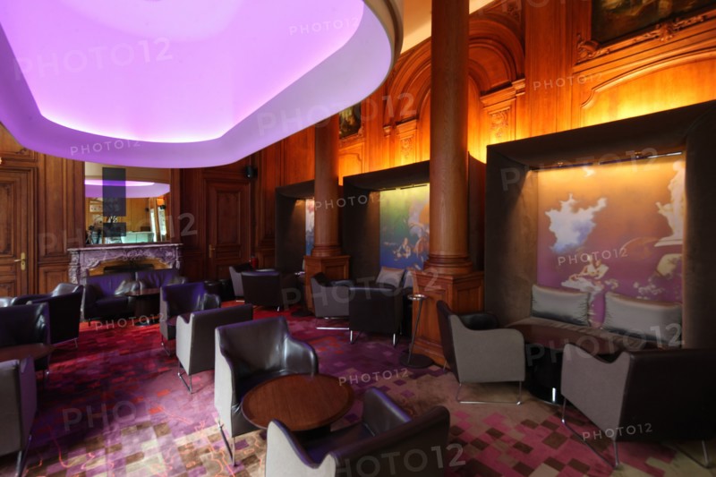 France, ile de france, paris 8e arrondissement, avenue montaigne, hotel plaza athenee, bar, 
Date : 2011-2012