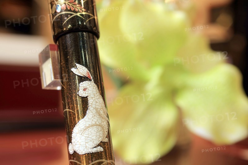 France, ile de france, paris 8e arrondissement, 38 rue de l'Arcade, boutique plume et bille, stylos de luxe, maroquinerie, detail stylo japonais laque : naimiki, 
Date : 2011-2012