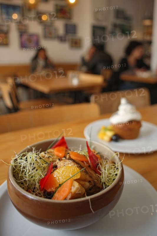 France, ile de france, paris 9e arrondissement, 12 rue de trevise, restaurant supernature, biologique, carrot cake et salade vegetarienne, 
Date : 2011-2012