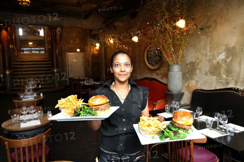 France, ile de france, paris 10e arrondissement, 34 boulevard de bonne nouvelle, restaurant, delaville cafe, salle et plafond 19e siecle, burger, serveuse, 
Date : 2011-2012