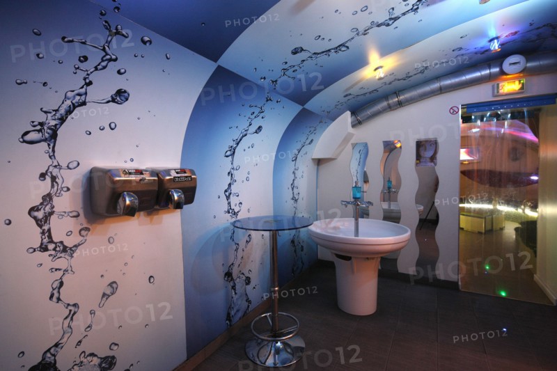 France, ile de france, paris 11e arrondissement, 149 rue amelot, bar les 4 elements, decor, salle eau, toilettes, sanitaires, 
Date : 2011-2012