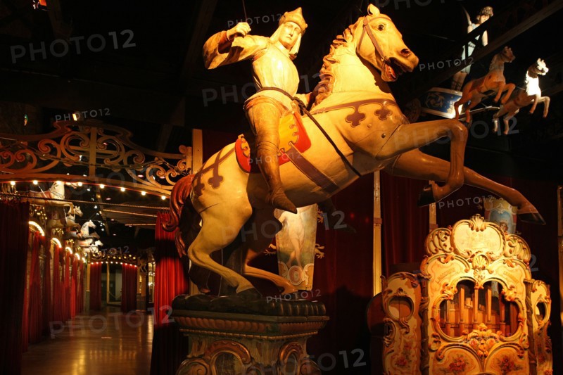 France, ile de france, paris 12e arrondissement, 53 rue des provinces de france, musee des arts forains, manege, fete, 
Date : 2011-2012