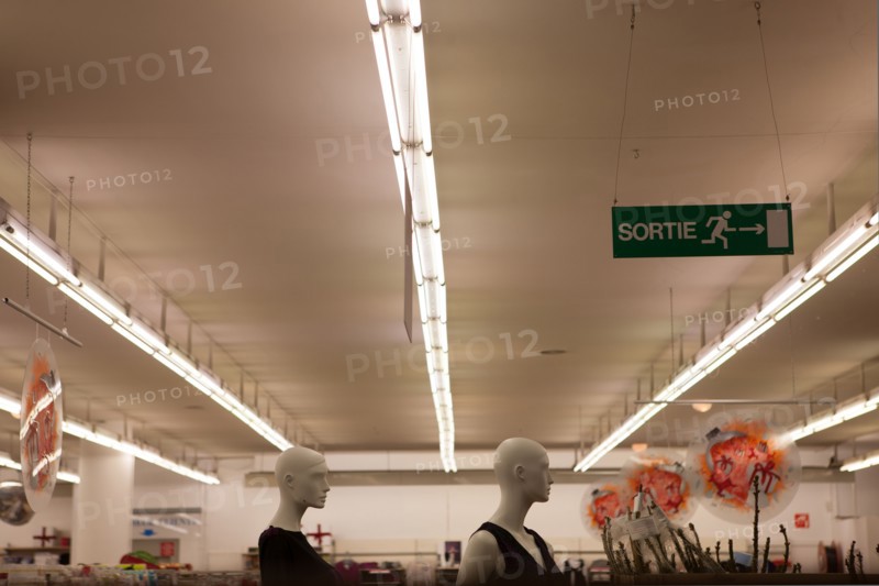 france, ile de france, paris, 14e arrondissement, nuit, matin, rue didot, monoprix, neon, commerce, magasin, 
Date : 2011-2012