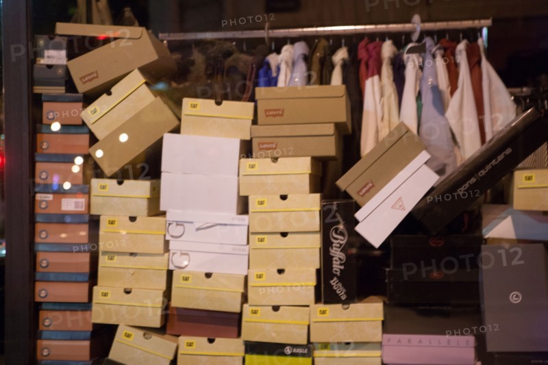 france, ile de france, paris, 14e arrondissement, nuit, matin, rue d'alesia, magasin, cartons entreposes, commerce, vitrine, 
Date : 2011-2012