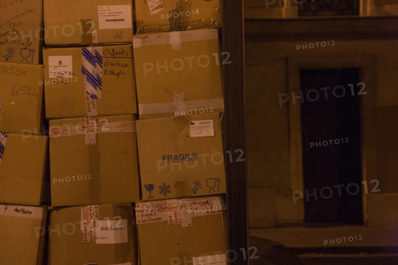 france, ile de france, paris, 14e arrondissement, nuit, matin, rue d'alesia, magasin, cartons entreposes, commerce, vitrine, 

Date : decembre 2012