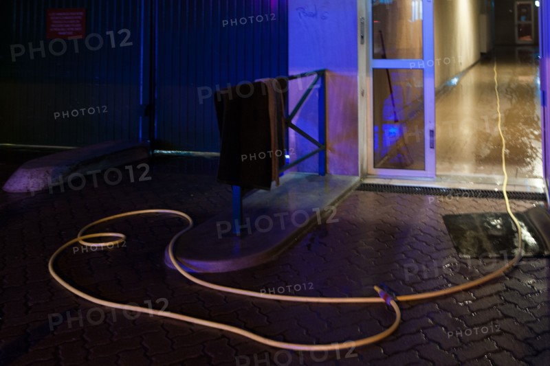 france, ile de france, paris, 14e arrondissement, nuit, matin, rue d'alesia, concierge, entretien immeuble, tuyau d'arrosage, 

Date : decembre 2012