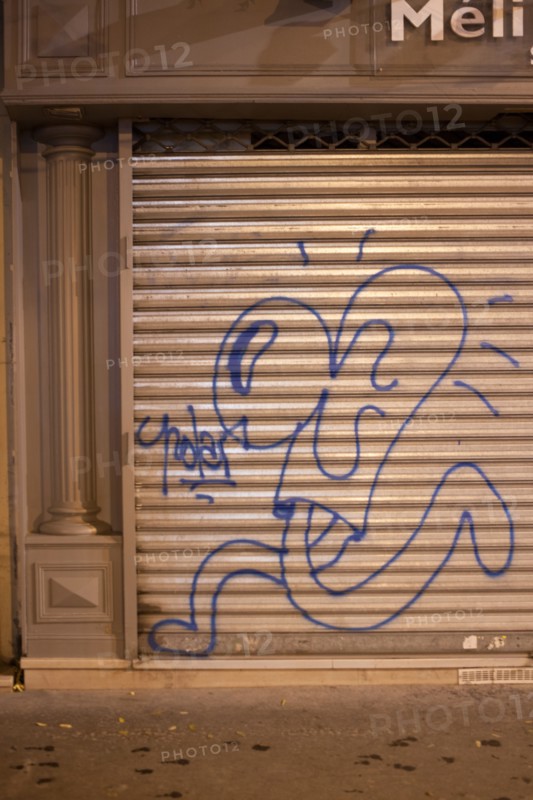 france, ile de france, paris, 14e arrondissement, nuit, matin, rue d'alesia, stores tires, rideaux metallique baisse, graffiti, commerce, 

Date : decembre 2012