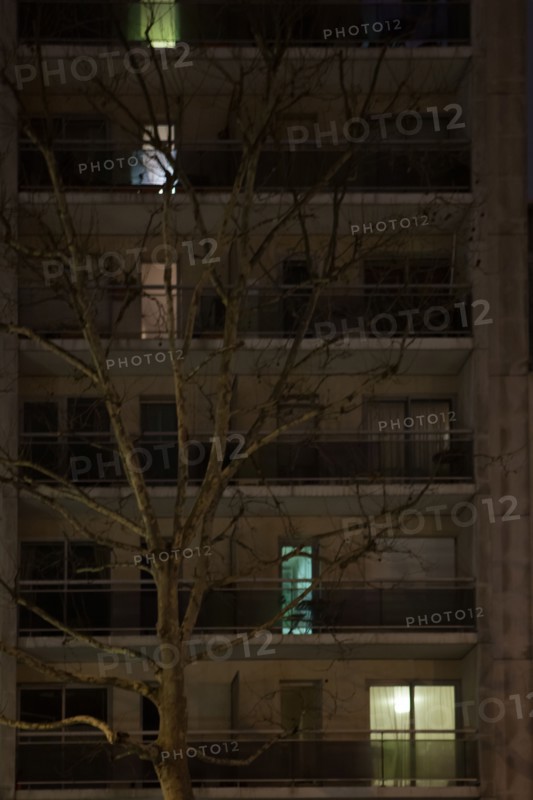 france, ile de france, paris, 14e arrondissement, nuit, matin, avenue du general leclerc, immeuble avec quelques fenetres allumees, 

Date : decembre 2012