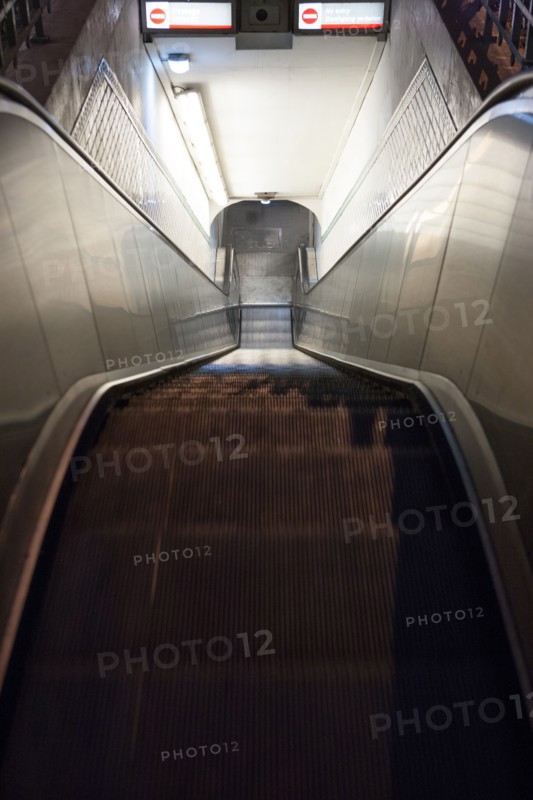 Escalator de la station Mouton-Duvernet à Paris