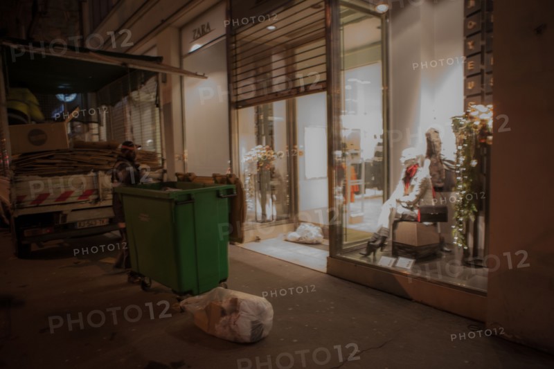france, ile de france, paris, 14e arrondissement, nuit, matin, avenue du general leclerc, magasin zara, vitrine, eboueurs, recyclage, tri selectif, cartons, nettoyage, environnement, 

Date : decembre 2012