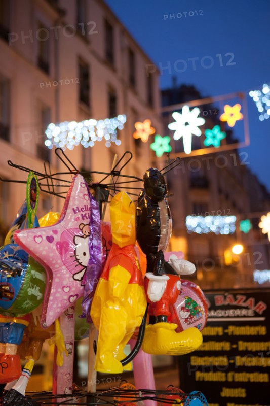 france, ile de france, paris, 14e arrondissement, nuit, matin, rue daguerre, magasin, bazar, ballons, decorations de noel, 

Date : decembre 2012