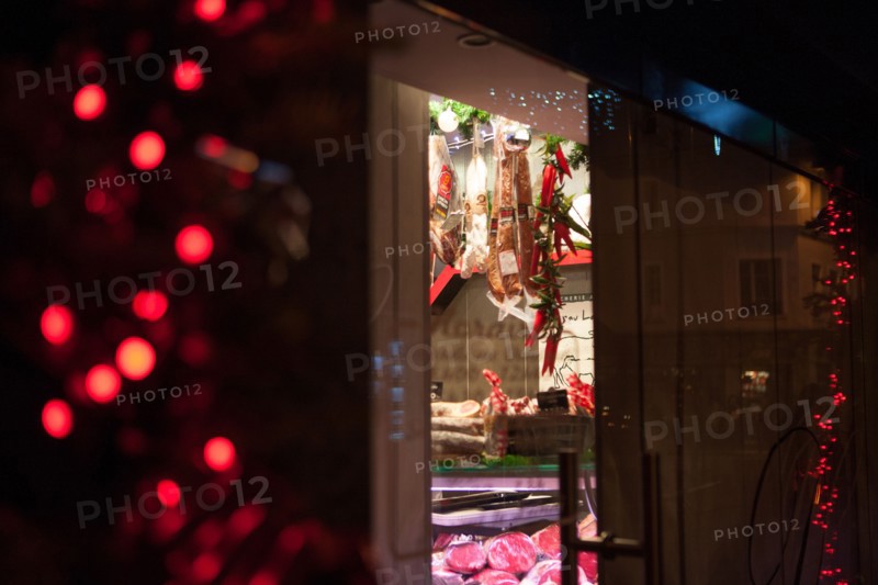 france, ile de france, paris, 14e arrondissement, nuit, matin, rue daguerre, magasin, decorations de noel, boucherie pas encore ouverte, saucisse, 

Date : decembre 2012