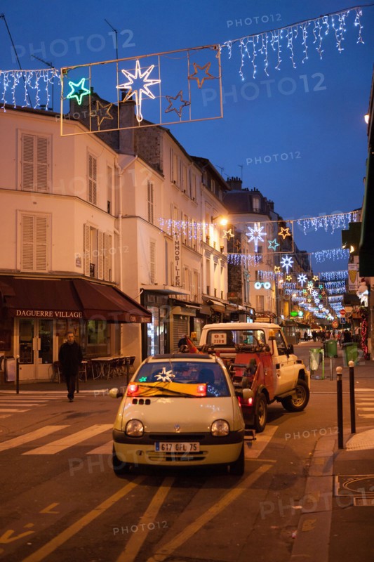 france, ile de france, paris, 14e arrondissement, nuit, matin, rue daguerre, enlevement d'un vehicule pour mise en fourriere, stationnement

Date : decembre 2012