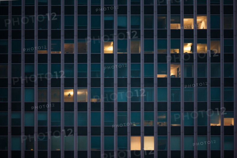 france, ile de france, paris, 14e arrondissement, nuit, matin, avenue du maine, immeuble avec quelques bureaux allumes au petit matin, 

Date : decembre 2012