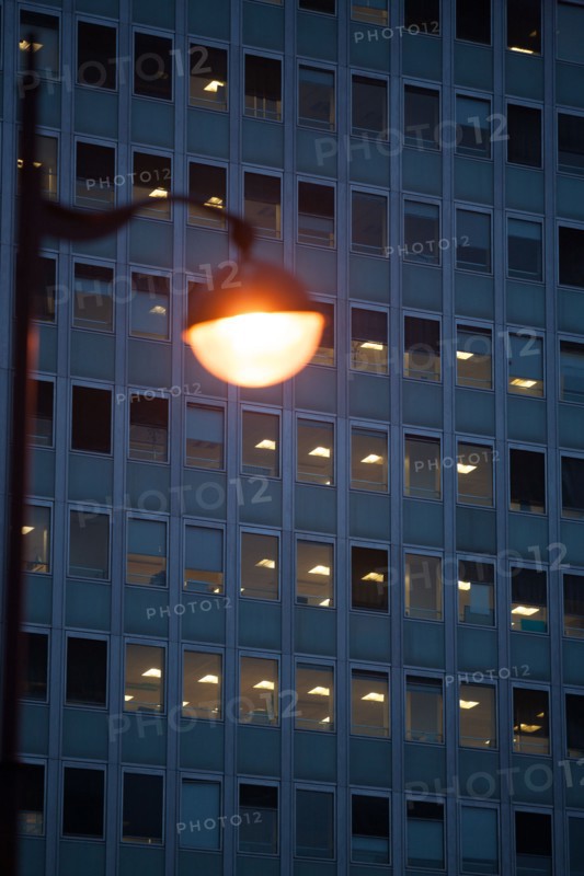 france, ile de france, paris, 14e arrondissement, nuit, matin, avenue du maine, immeuble avec quelques bureaux allumes au petit matin, 

Date : decembre 2012