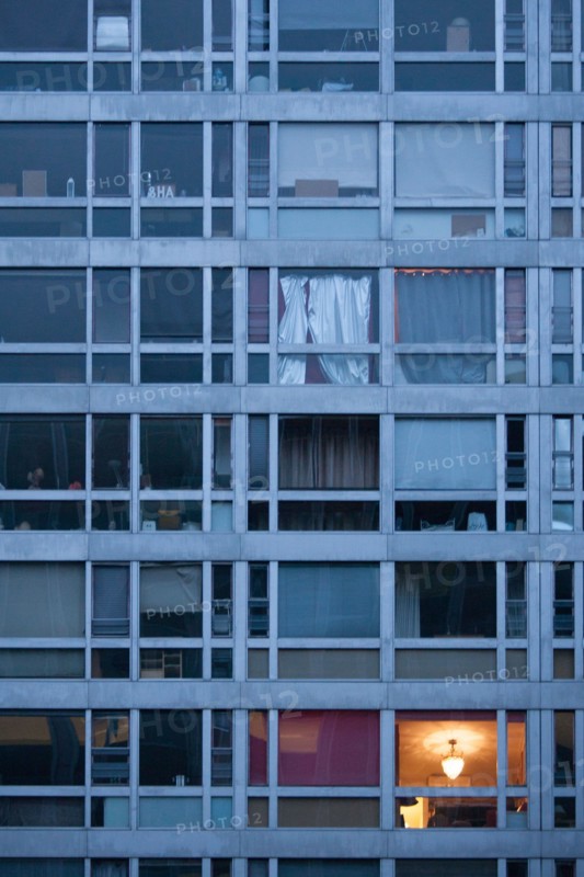 france, ile de france, paris, 14e arrondissement, nuit, matin, rue du commandant mouchotte, facade immeuble avec quelques fenetres allumees au petit matin, 

Date : decembre 2012