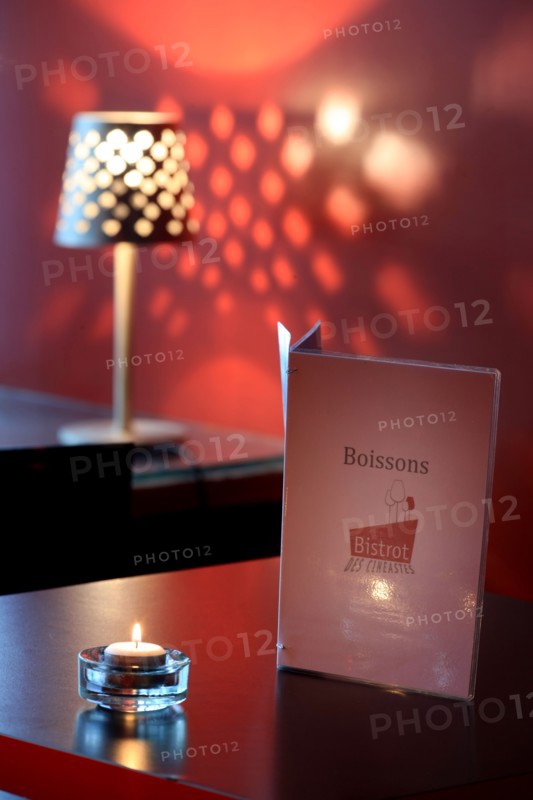 France, ile de france, paris, 17e arrondissement, 7 avenue de clichy, cinama des cineastes, bistrot des cineastes, cafe, restaurant, bar, le cou de la girafe, 
Date : 2011-2012