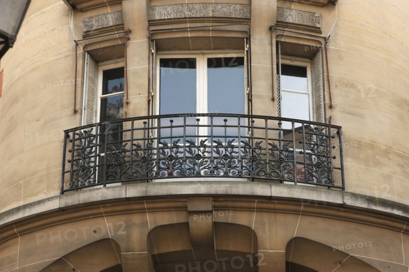 france, region ile de france, paris 1er arrondissement, rue saint honore no54, angle de la rue des prouvaires, balcon, facade d'angle, 
Date : 2011-2012