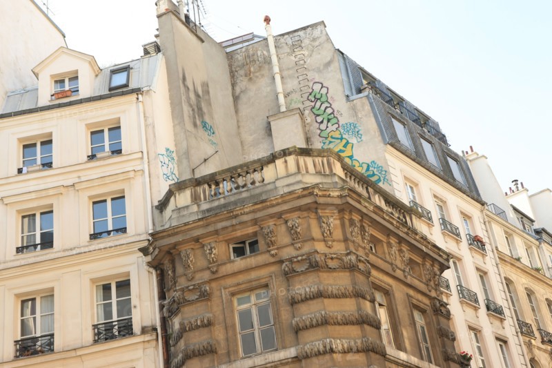 france, region ile de france, paris 1er arrondissement, rue saint honore no111, angle de la rue de l'arbre sec, fontaine de la croix du trahoir, 
Date : 2011-2012