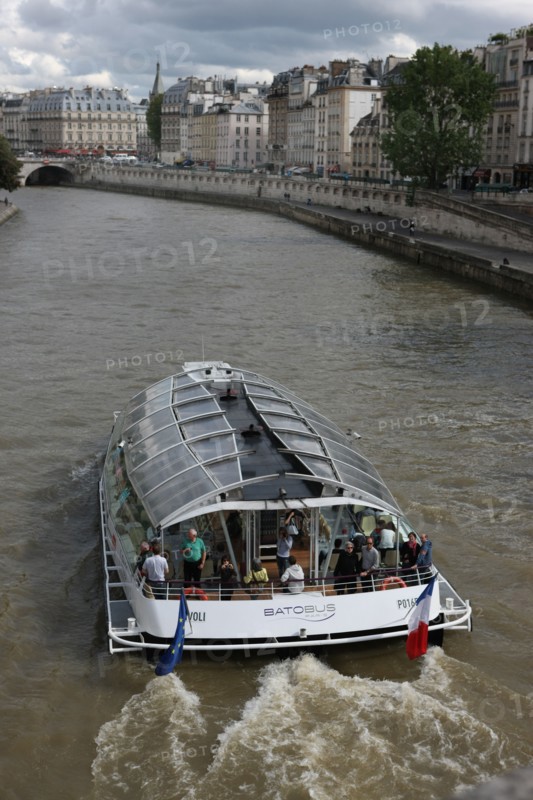 France, ile de france, paris 1er arrondissement, quai des orfevres, batobus sur la Seine vue depuis le pont neuf, 
Date : 2011-2012