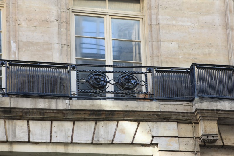 france, region ile de france, paris 2e arrondissement, rue tiquetonne no31, facade immeuble, detail du balcon, ferronnerie, 
Date : 2011-2012