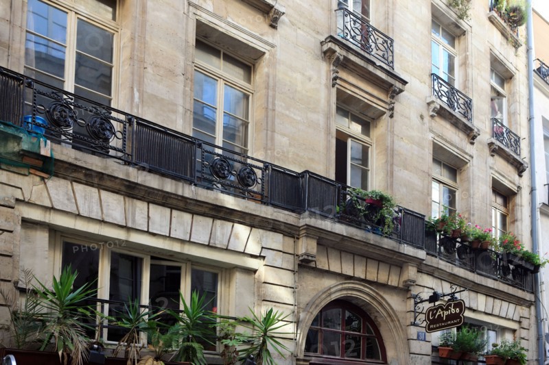 france, region ile de france, paris 2e arrondissement, rue tiquetonne no31, facade immeuble, detail du balcon, ferronnerie, 
Date : 2011-2012