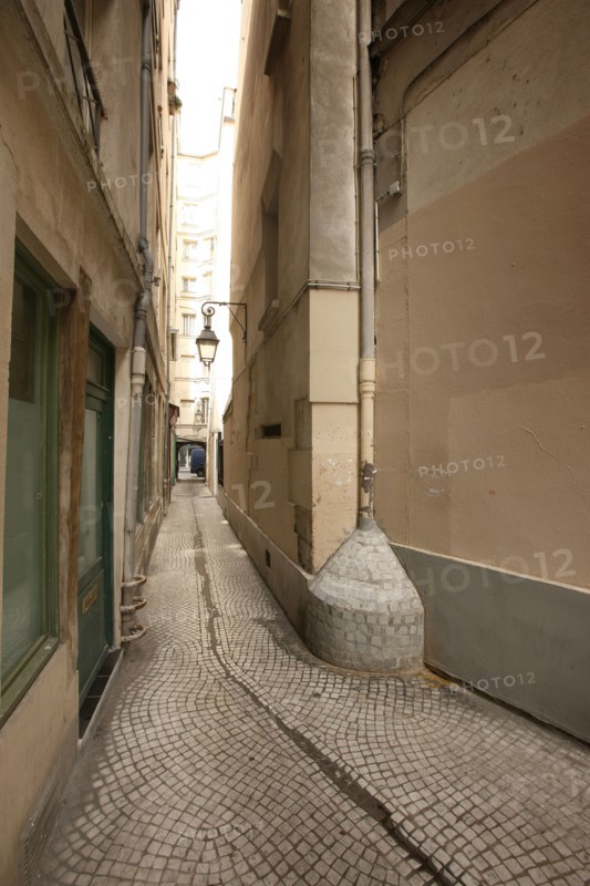 France, ile de france, paris 2e arrondissement, etienne marcel, passage de la trinite, paves, 
Date : 2011-2012