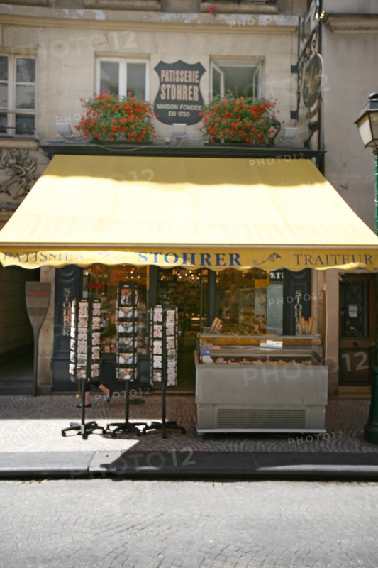 France, ile de france, paris, 2e arrondissement, les halles, 51 rue montorgueil, patisserie stohrer, specialite de baba au rhum, 
Date : 2011-2012