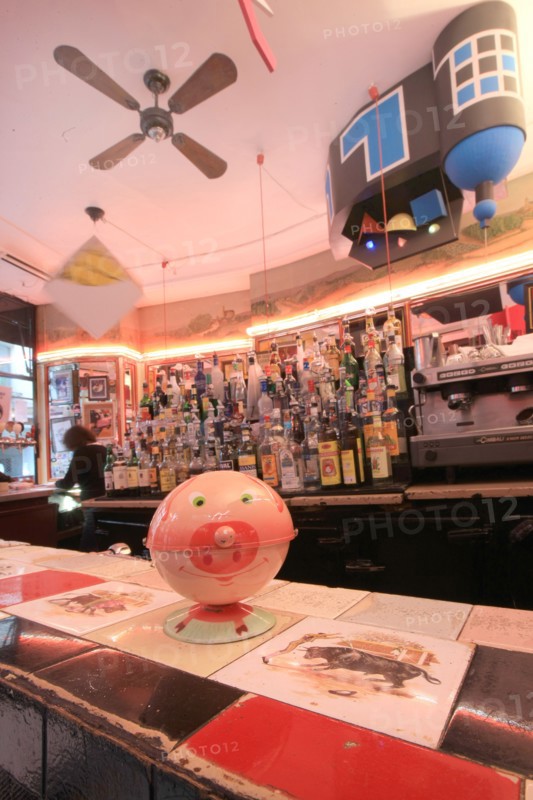 France, ile de france, paris 2e arrondissement, 65 rue montmartre, bar le cafe noir, deco, 
Date : 2011-2012