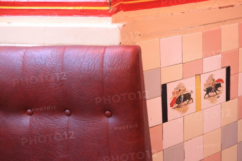 France, ile de france, paris 2e arrondissement, 65 rue montmartre, bar le cafe noir, deco, 
Date : 2011-2012