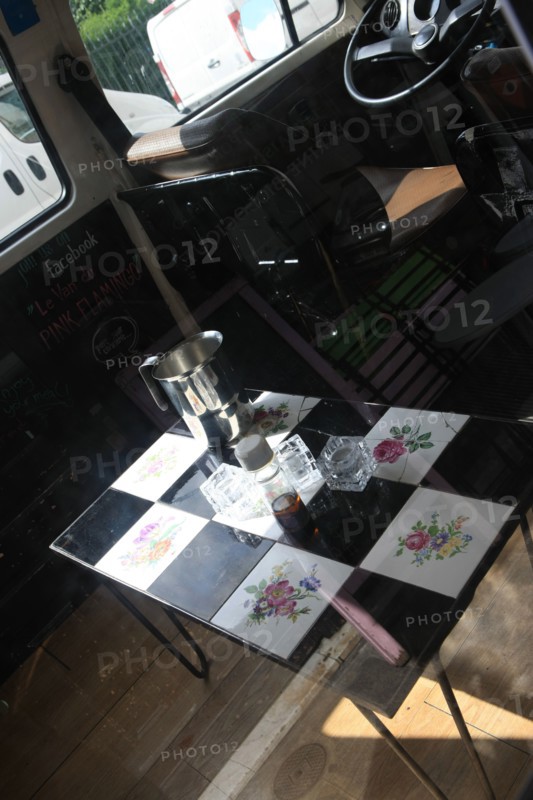 France, ile de france, paris, 3e arrondissement, marais, 105 rue vieille du temple, pizzeria pink flamingo, bio, bus volkswagen, 
Date : 2011-2012