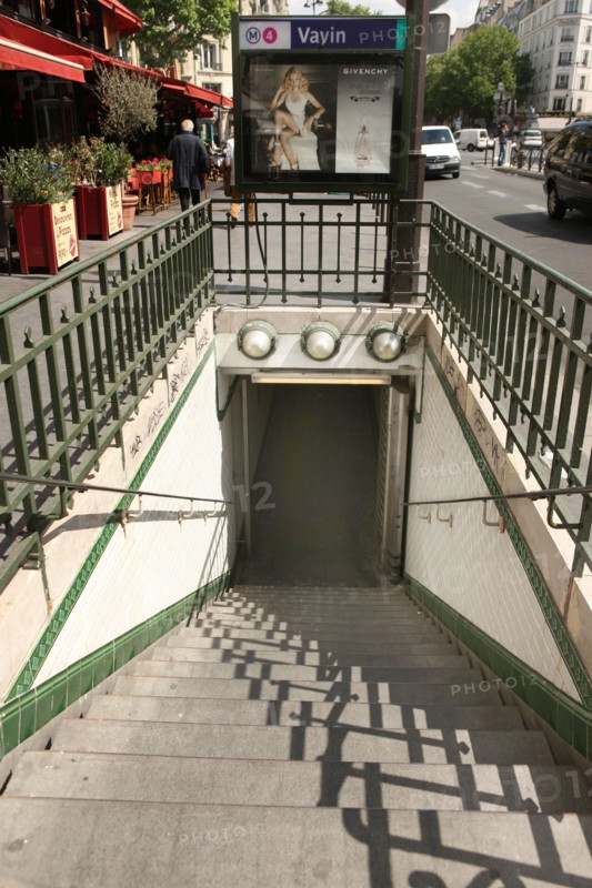 France, ile de france, paris 6e arrondissement, station de metro vavin, boulevard du montparnasse, 
Date : 2011-2012
