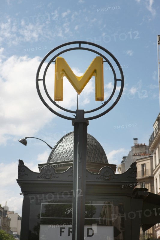 France, ile de france, paris 6e arrondissement, station de metro vavin, boulevard du montparnasse, 
Date : 2011-2012