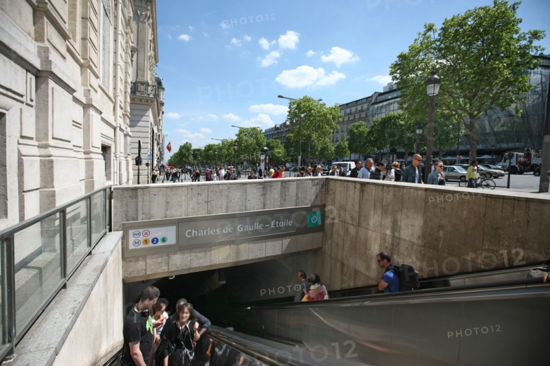 France, ile de france, paris 8e arrondissement, avenue des champs elysees, station de metro charles de gaulle etoile, ratp, 
Date : 2011-2012