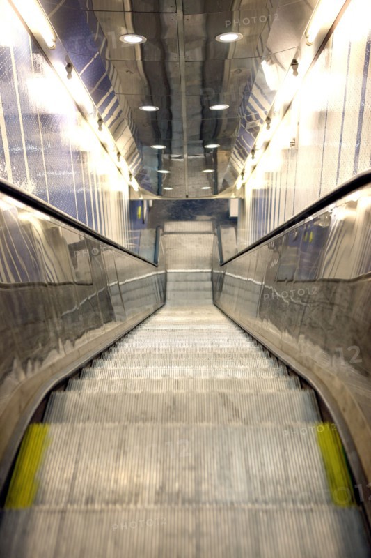 France, ile de france, paris, 8e arrondissement, station de metro miromesnil, ratp, transports urbains, escalator, 
Date : 2011-2012