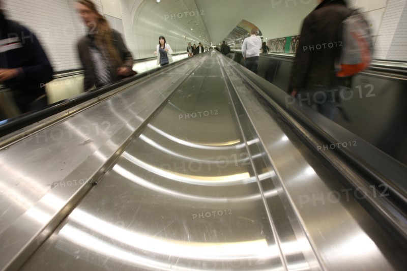 France, ile de france, paris, 15e arrondissement, metro, station montparnasse bienvenue, tapis roulant, couloir, 
Date : 2011-2012