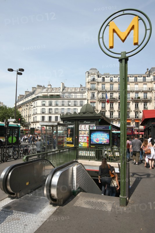France, ile de france, paris, 15e arrondissement, boulevard du montparnasse, station de metro montparnasse bienvenue, 
Date : 2011-2012